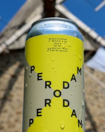 Perodam Microbrasserie Solidaire - Cannette de bière, un moulin en arrière-plan.