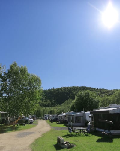 camping_au_bord_de_la_riviere_1
