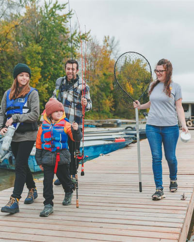 Famille sur un quai partant à la pêche.