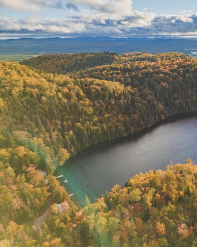 Vue aérienne de la Pourvoirie Richard en automne.