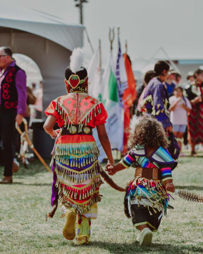 Deux jeunes filles autochtones ornées leur regalia au pow-wow.