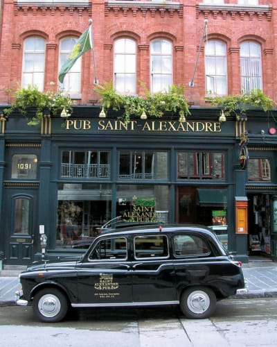 Taxi noir black cab devant le pub. 