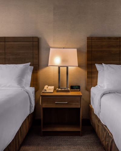 Quality Hotel Dorval Aéroport - Two beds separated by a nightstand