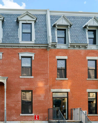Quality Inn Centre-Ville - Red brick facade of the hotel