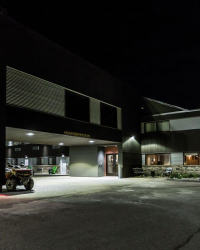 Quality Inn & Suites Matane - Front of the hotel at night