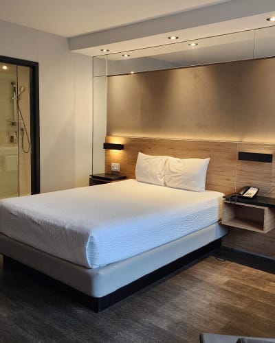 Chambre du Ramada by Wyndham Laval.