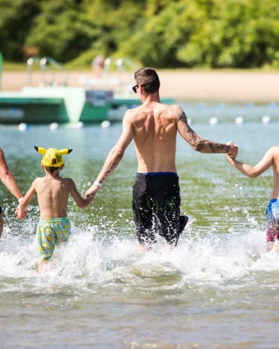 Famille dans l'eau à la plage de RécréoParc.