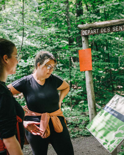 Deux femmes lisant un panneau d'interprétation.