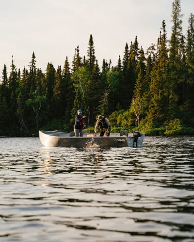 Deux personnes pêchent en chaloupe à la Réserve faunique Ashuapmushuan.