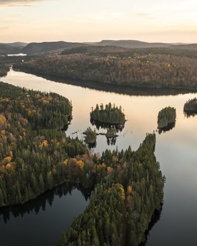 Vue aérienne de la Réserve faunique de Portneuf en automne.