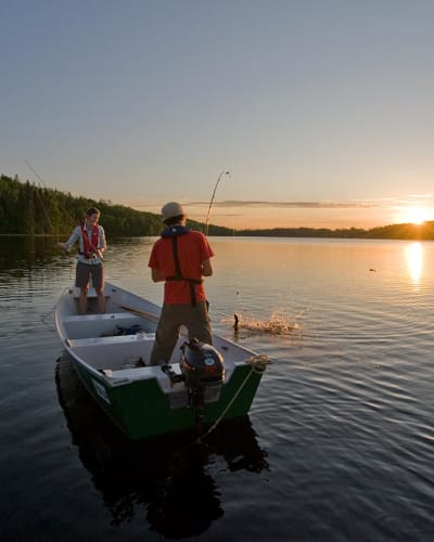 Deux personnes en chaloupe pêchent à la Réserve faunique du Saint-Maurice.