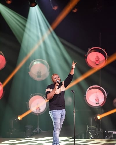 Rire sous le Soleil - Comedian on stage