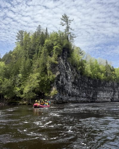 Rafting en rivière en été. 