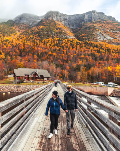 Un couple au Parc national des Hautes‑Gorges-de-la-Rivière‑Malbaie en automne, dans le Secteur des Montagnes.