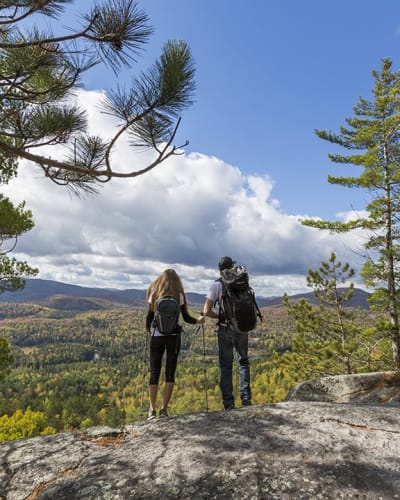 Deux randonneurs au sommet d'une montagne.