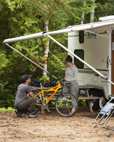 Couple camping with their bikes at Sommet Morin Heights.