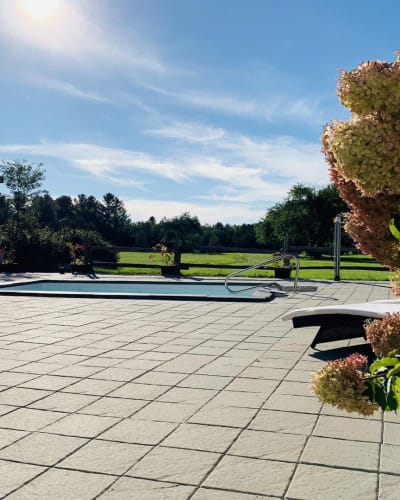 A sunny day at Spa Champêtre La Belle Blanche in Montérégie.