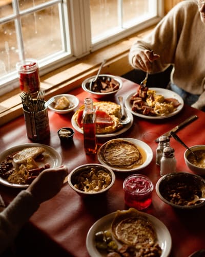 Plats de cabane à sucre à la Sucrerie Bonaventure.