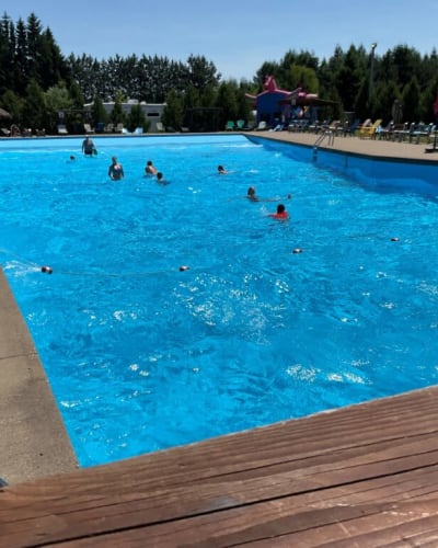 Piscine à vagues chauffée en pleine campagne 