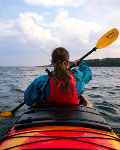 Femme en kayak de mer.