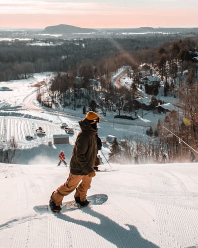 Person snowboarding at Vallée du Parc.