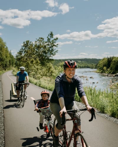 Famille en vélo à la Véloroute de la Chaudière.