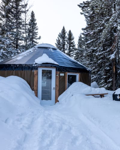 A yurt from Yourte Expérience Charlevoix in winter.