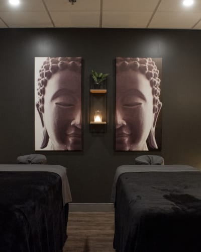 Deux tables de massage au Zen Évasion Spa.
