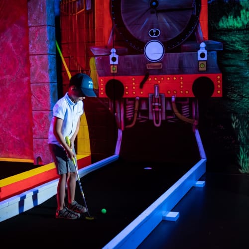 Fluorescent mini-golf