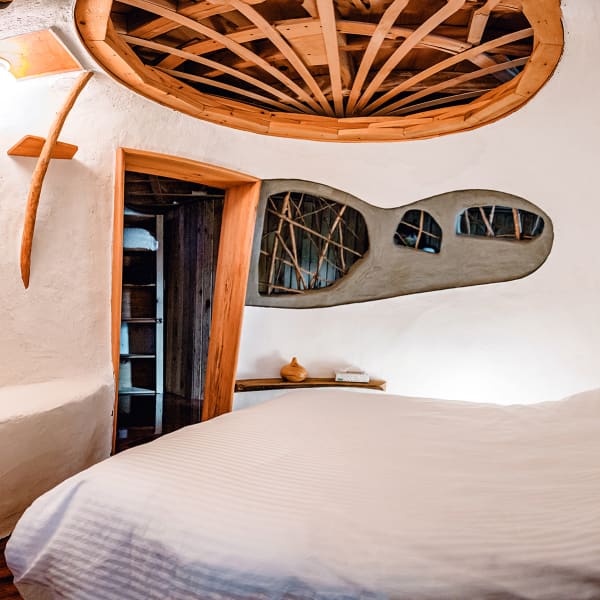 Auberge du changement d'ère - Une chambre blanche avec des détails en bois.