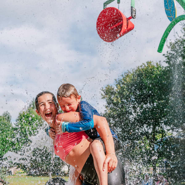 Camping du Pont Couvert - Two individuals in water games
