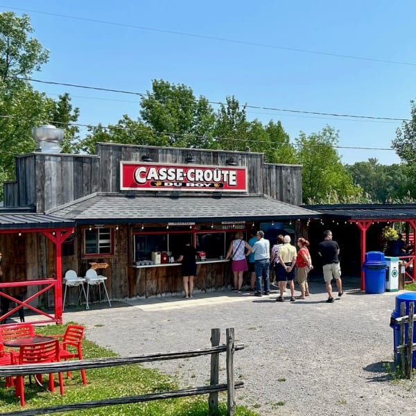 Casse-Croûte du Roy - The restaurant's exterior in summer