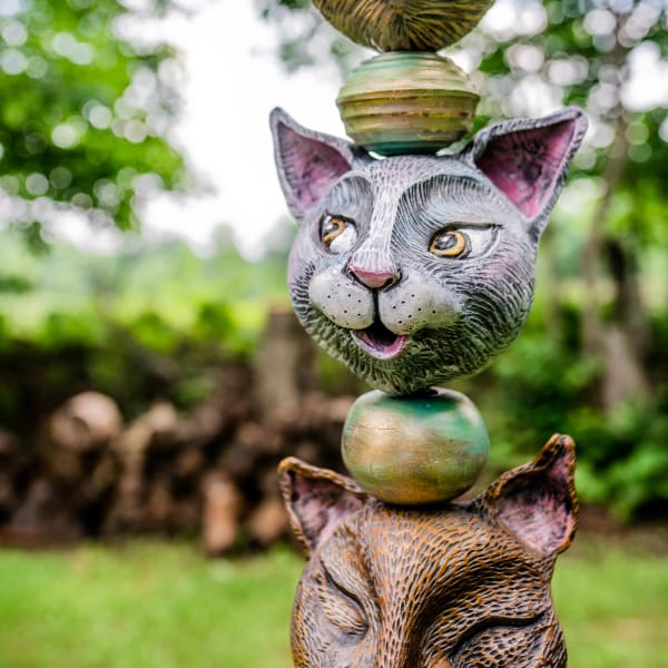 Centre d’Art Rozynski - A sculpture outdoors features a stack of cat heads separated by spheres.