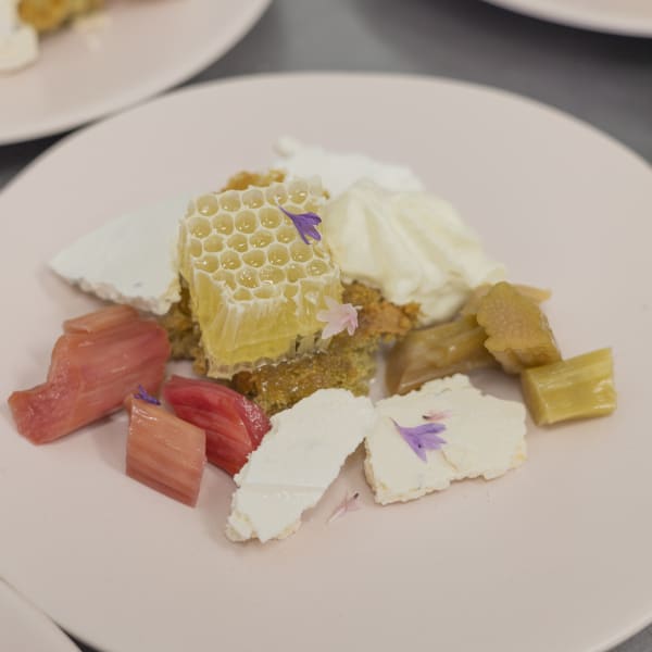 Ferme Les Petites Écores - Gourmet plate with, among other things, a piece of honeycomb