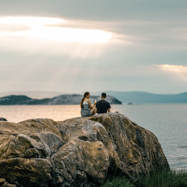 Couple au bord de la mer