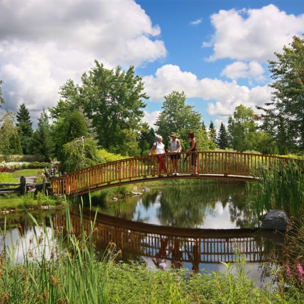 Jardin Scullion - Trois femmes sur un petite pont