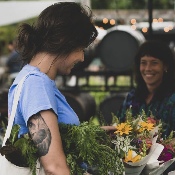 Marchés publics de Brome-Missisquoi : femme magasinant