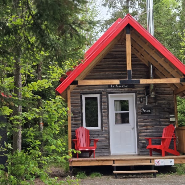 Micro-Chalets des Appalaches - Small cabin with two red chairs on the deck