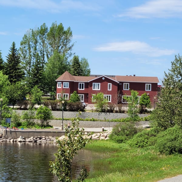 Motel La Bell' Villa - Red building near a body of water