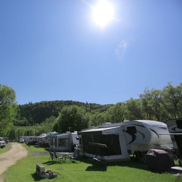 camping_au_bord_de_la_riviere_1