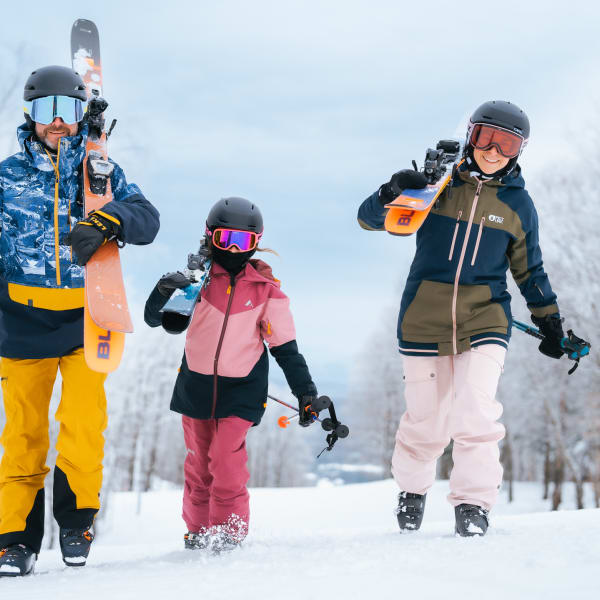 Jeune famille en journée de ski