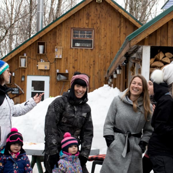 Groupe de femmes et d’enfants à la Sucrière dans Portneuf.