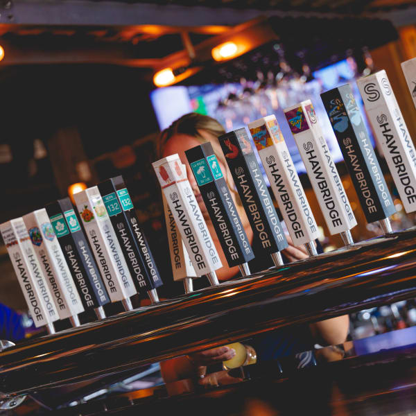 Shawbridge - Microbrasserie et Charcuteries - Une rangée de tireuses à bière