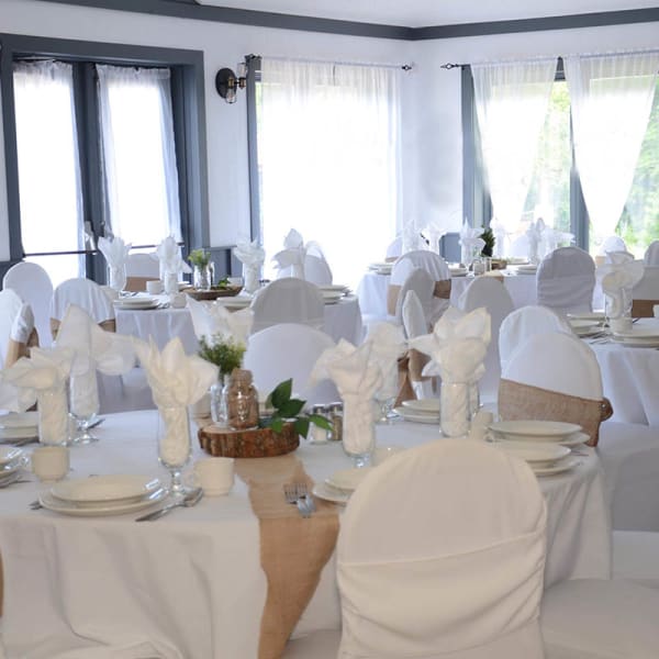 Dining room at the Au Gré des Saisons sugar shack.