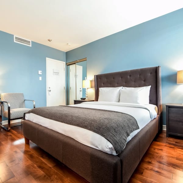 Chambre avec un lit Queen à l'Auberge de La Fontaine.