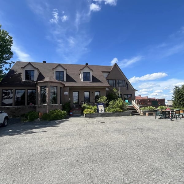 Exterior of the Auberge des Bois-Francs in summer.