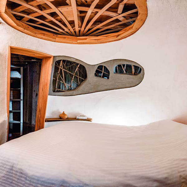 Auberge du changement d'ère - Une chambre blanche avec des détails en bois.