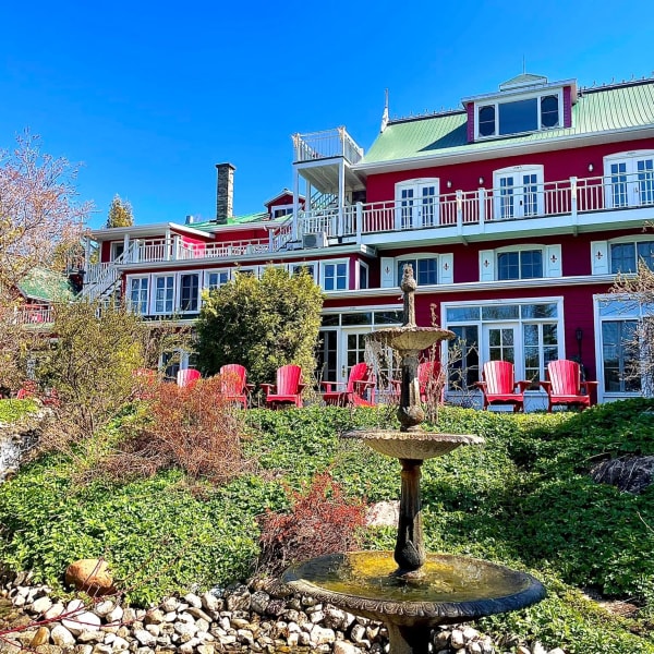 Vue arrière du bâtiment de l'Auberge du Mange Grenouille.
