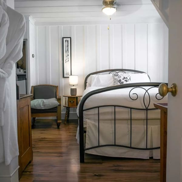Auberge la Seigneurie des Monts - White bedroom
