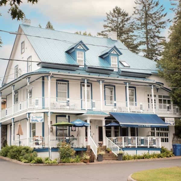 Extérieur de l'Auberge Le Bôme.